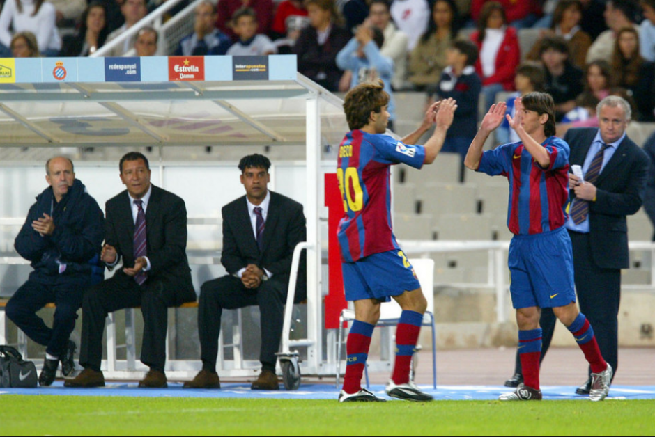 Momento del cambio por Deco, el 16 de octubre de 2004. (Foto: FC Barcelona)