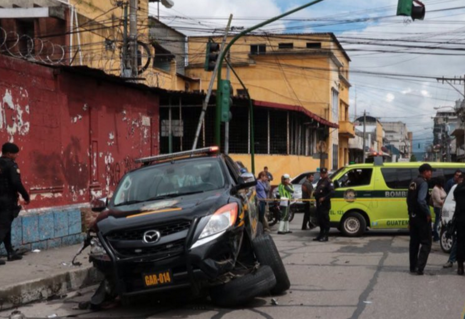 La persecución de la policía terminó con un accidente. (Foto: Bomberos Municipales)