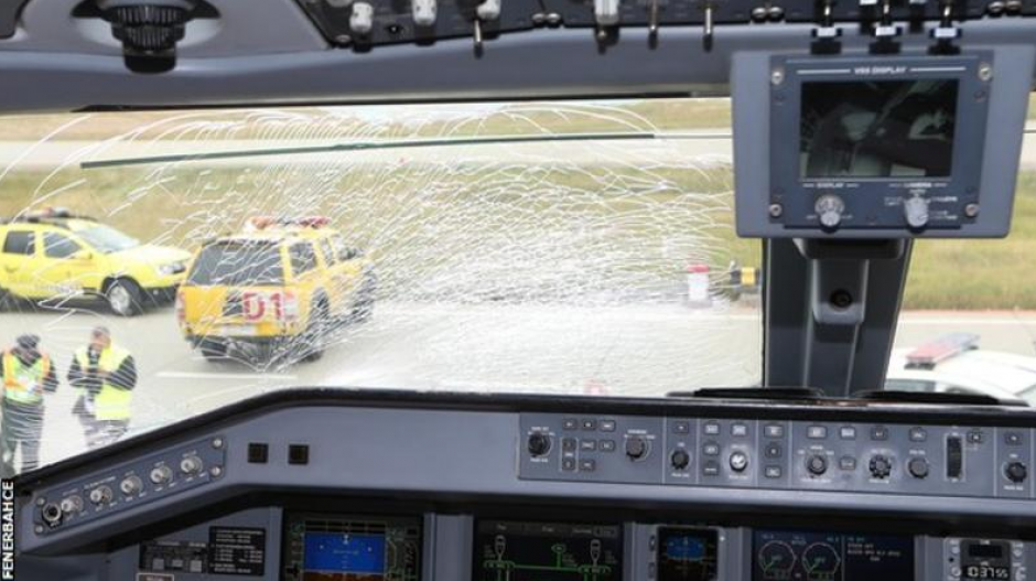 Imagen del cristal roto del avión. (Foto: Twitter/Fenerbahce)