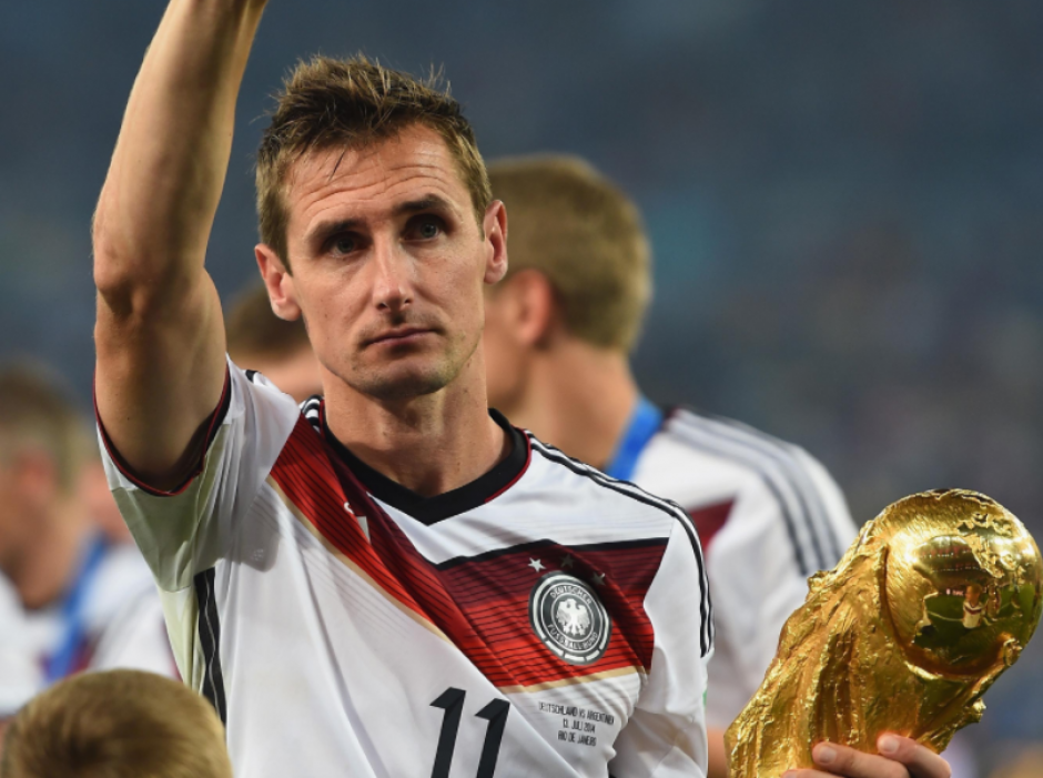 Klose con el trofeo de Brasil 2014, su último partido con Alemania. (Foto: DFB.de)