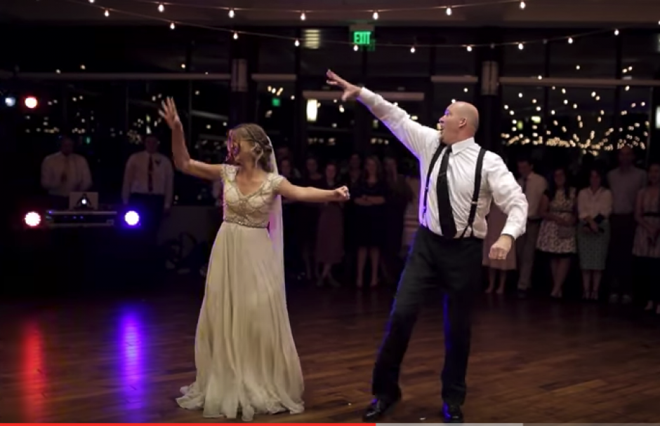 El divertido baile de boda de una novia y su padre