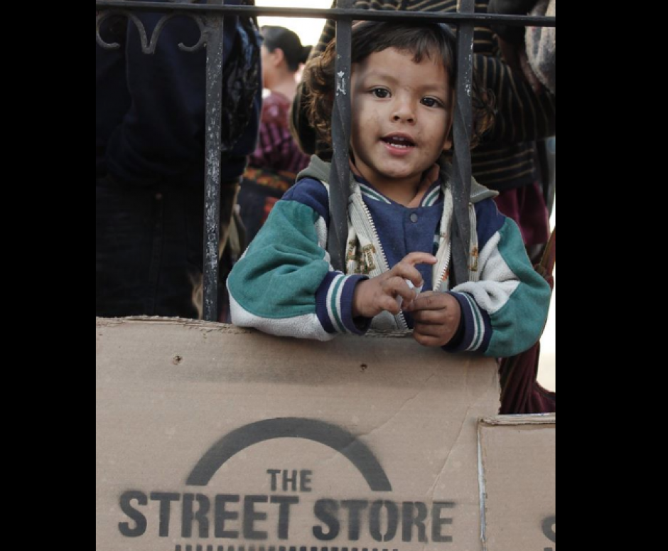 Una sonrisa y dignificar a las personas de la calle busca este movimiento. (Foto: Facebook/Street Store) 