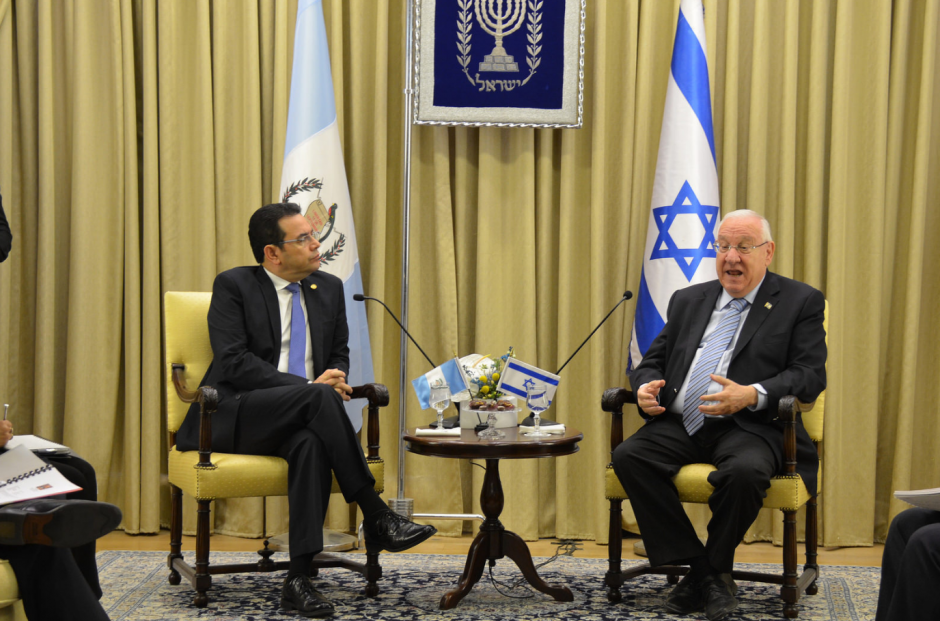 El presidente Jimmy Morales junto al presidente de Israel, Reuvén Rivlin, durante la visita a aquel país. (Foto: Presidencia)&nbsp;