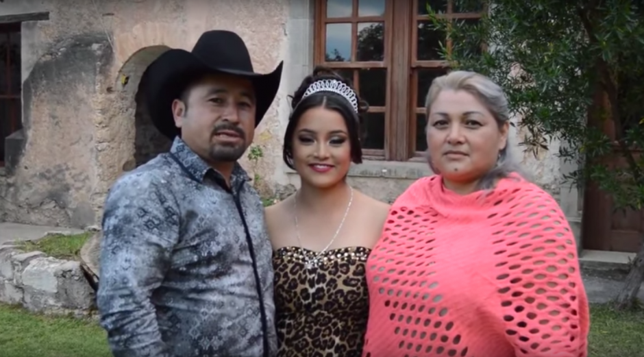 Don Crecencio junto a doña Anaelda y Rubí, cuando hicieron la invitación a los XV años de su hija. (Imagen: captura de YouTube)