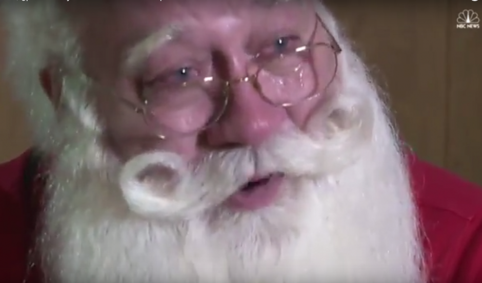 Santa Claus no puede contener el llanto al momento de contar la triste historia. (Imagen: captura de YouTube)