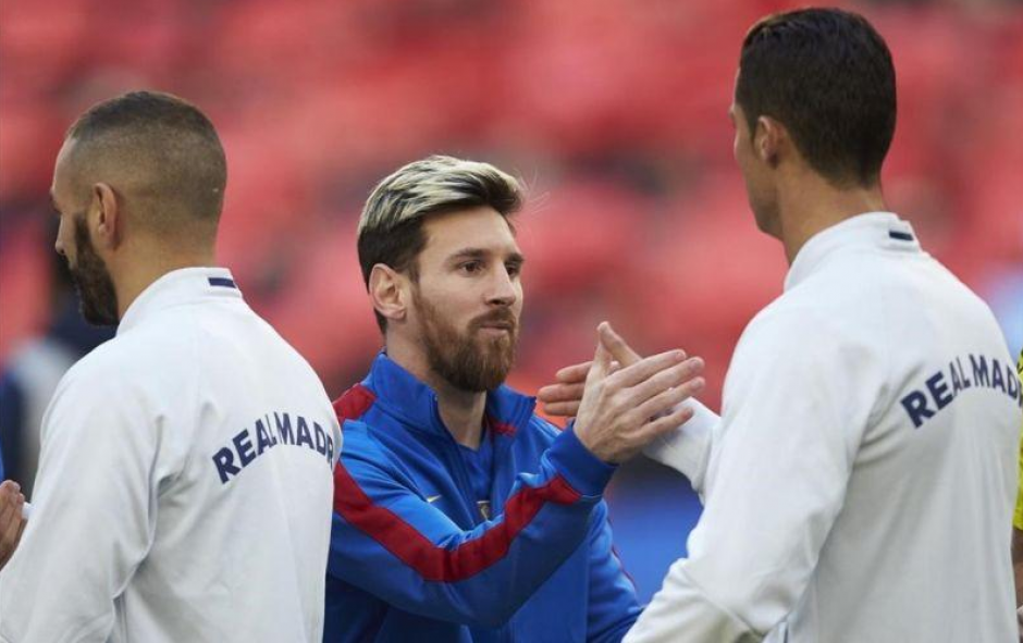 Saludo entre Messi y CR7 en el último clásico. (Foto: AFP)