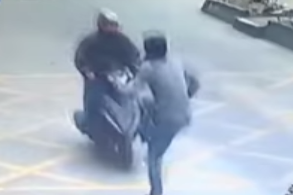 Momento en el que el intrépido conductor salta para derribar al ladrón de la motocicleta. (Imagen: captura de pantalla)