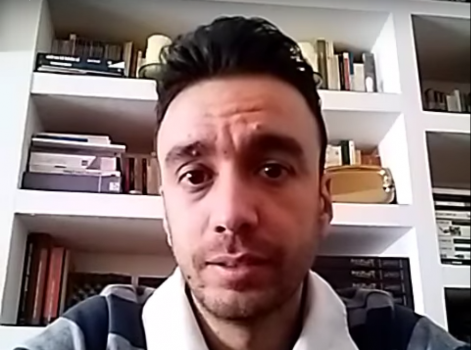 Pablo Poó Gallardo da clases de Lengua y Literatura española en un instituto de España. (Imagen: captura de pantalla)