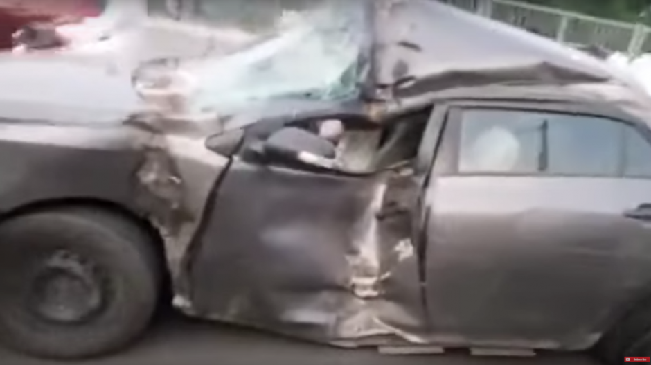 El auto tenía varios golpes considerables en su estructura. (Imagen: captura de YouTube)
