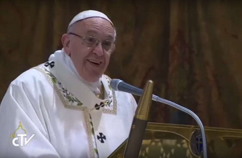 El papa Francisco administró el sacramento del bautismo a 28 niños el pasado domingo 8 de enero. (Imagen: captura de YouTube)