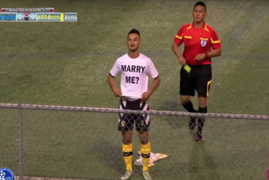 Este es el momento en que el árbitro se acercaba a amonestar al futbolista enamorado. (Imagen: captura de YouTube)