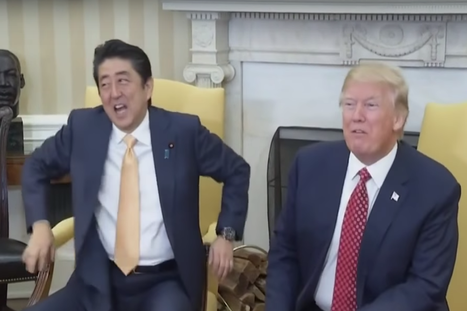 Al terminar el saludo, el Primer Ministro Japonés hizo una inusual expresión facial. (Imagen: captura de YouTube)