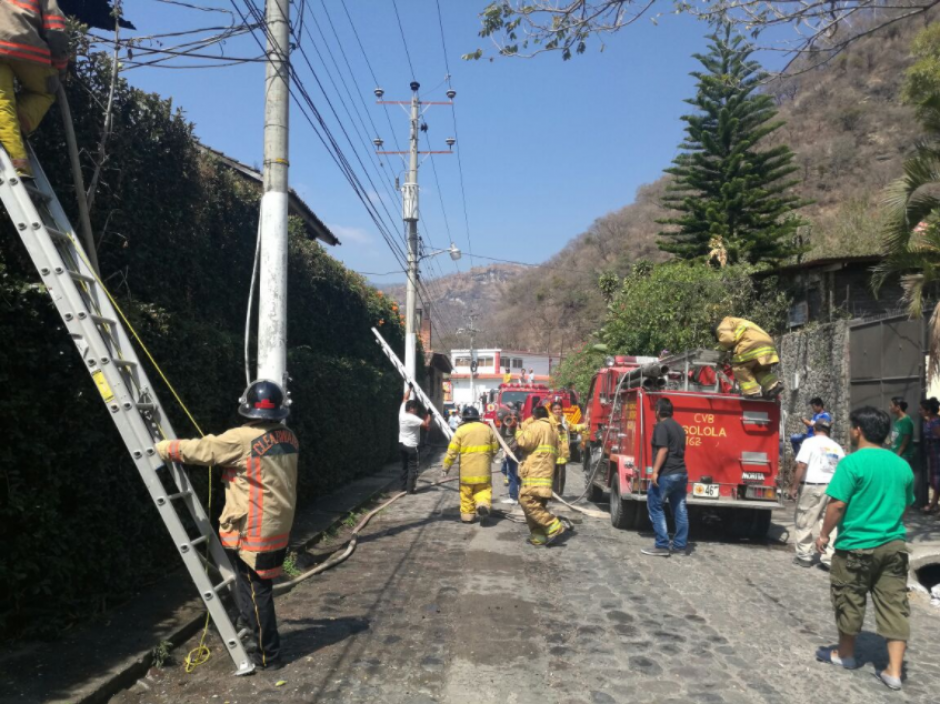 El incendio en el Hotel Cacique Inn en Panajachel ocurrió el domingo por la mañana por un corto circuito. (Foto: Twitter, Conred)