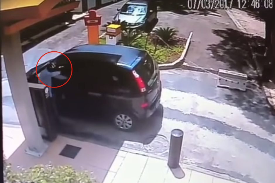 Momento en que el asaltante trata de despojar de sus pertenencias a un cliente de un restaurante de comida rápida. (Imagen: captura de pantalla)