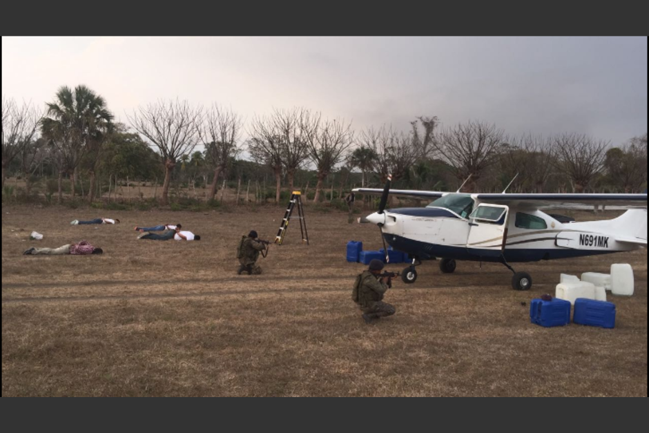 Vista de la avioneta que aterrizó en una pista clandestina en Sipacate, Escuintla, el sábado 11 de marzo. (Foto: Ejército)&nbsp;