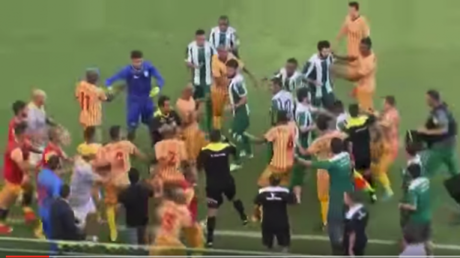 Batalla campal entre jugadores y aficionados en Brasil. (Foto: Captura de video)