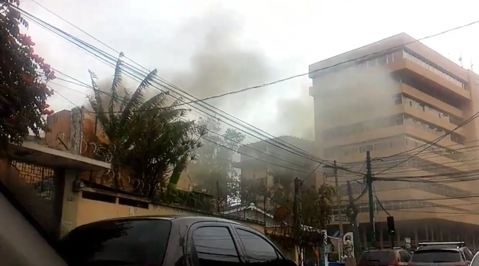 Un incendio estructural se registra en la 6a. avenida 19-47 de la zona 10 capital. (Foto: Twitter/@whatsuplester)