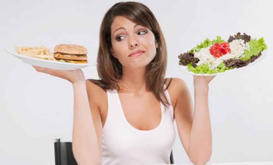 El querer bajar de peso no significa que la dieta se deba limitar al consumo de ensaladas, según expertos. (Foto Salud180)