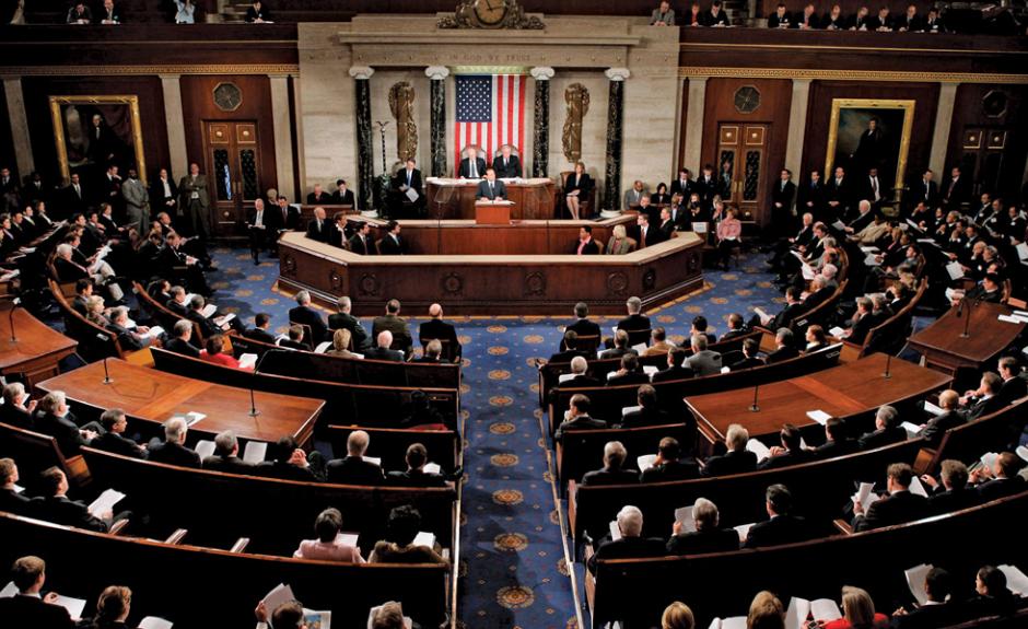 El Senado de EEUU aprobó un proyecto de ley que permite la suspensión de visas y la congelación de los activos estadounidenses de algunos de sus funcionarios, que repercutirá en Venezuela. (Foto: EFE)