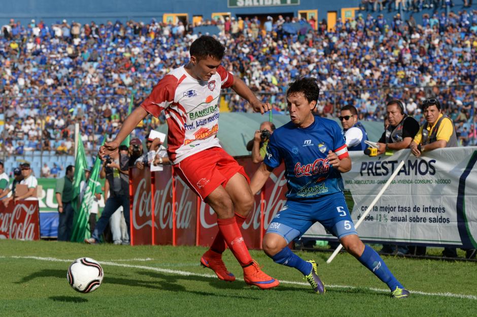 Hetzon Pereira (5) fue uno de los jugadores experimentados de Cobán Imperial. (Foto: Sergio Muñoz/Nuestro Diario)