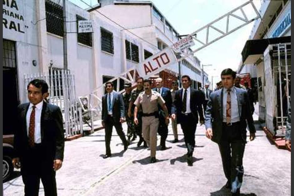 Serrano Elías cuando abandonaba Casa Presidencial el 25 de mayo de 1993. (Foto: Diario Web Centroamérica)&nbsp;