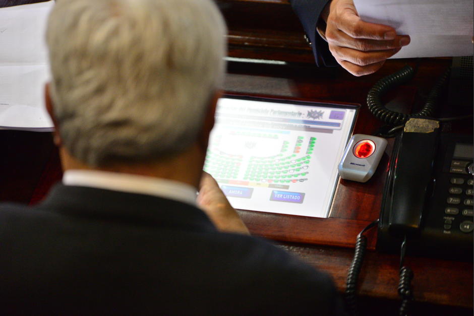 Luis Rabbé, presidente del Congreso, viajó este martes hacia México con el fin de comenzar el proceso para cambiar el tablero electrónico y el sistema de sonido. (Foto: Archivo/Soy502)
