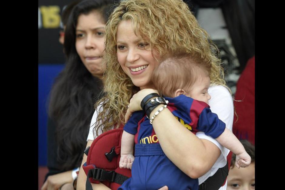 El bebé de Shakira y Piqué, Sasha, celebra sus seis meses pateando una  pelota de fútbol (VIDEO)