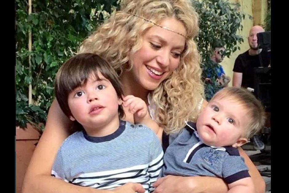 Shakira presume a sus hijos en redes sociales.