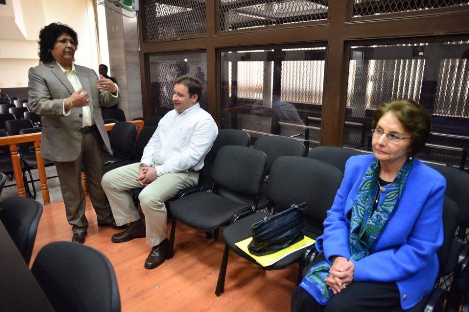 Roberto Barreda y su mamá, Beatriz Ofelia de León, durante la audiencia de etapa intermedia por la muerte de Cristina Siekavizza. &nbsp;(Foto: &nbsp;Jesús Alfonso/Soy502)&nbsp;