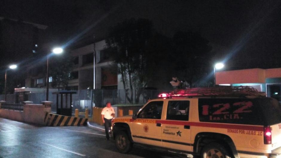 Un confuso y caótico simulacro de bomba realizó esta tarde la Embajada de los Estados Unidos (Foto: Wilder López/Soy502)