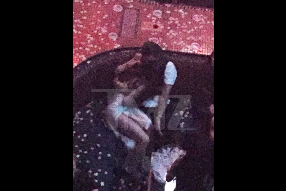 El actor y la cantante fueron vistos en un club nocturno después del concierto de Selena. (Foto: TMZ)