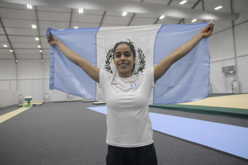 Ana Sofía Gómez posó con la bandera de Guatemala, en su lugar de entrenamiento en Río. (Foto: Pedro Pablo Mijangos/Soy502)