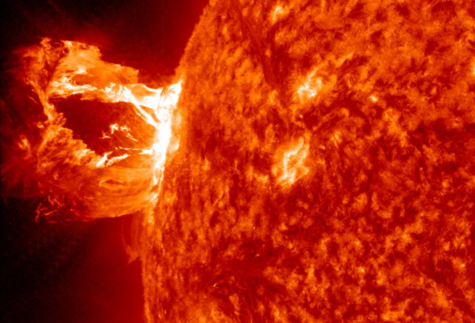 Los observatorios astronómicos han captado a lo largo de los años varias imágenes impresionantes de explosiones solares. Esta ocurrió en el año 2012, era menor a la actual y no estaba dirigida a la Tierra. (Foto: aol.com)