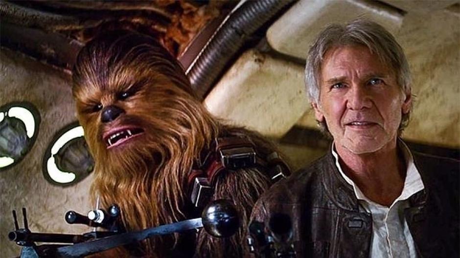 El actor Harrison Ford indicó que la relación entre los personajes Han Solo y Chewbacca de la saga de "La guerra de las Galaxias", que estrenará en diciembre su séptima entrega "El despertar de la Fuerza", es como la de "un matrimonio mayor". (Foto: EFE/Archivo)