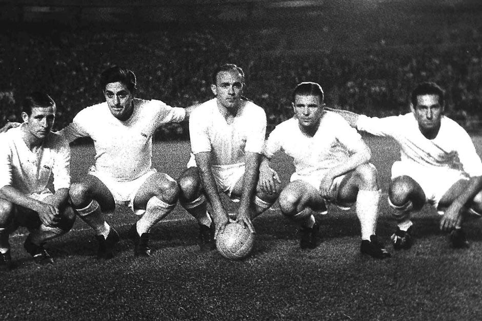 Alfredo Di Stéfano (al centro) con algunos de sus compañeros en el Real Madrid. (Foto: sports.nationalpost.com)