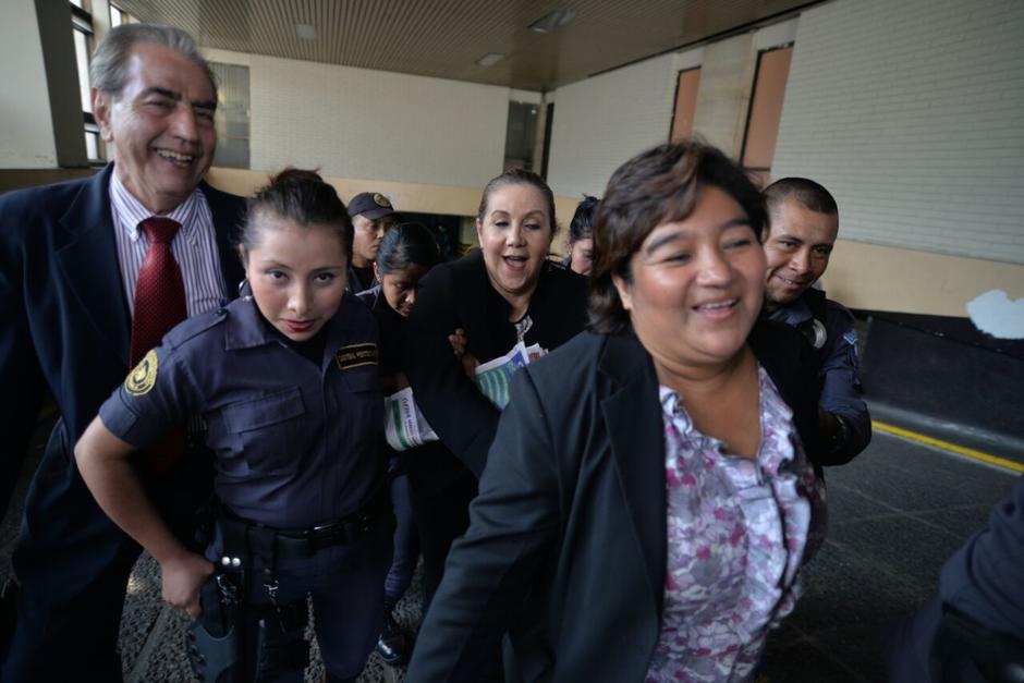 Blanca Stalling salió de la Torre de Tribunales sonriendo. (Foto: Wilder López/Soy502) 