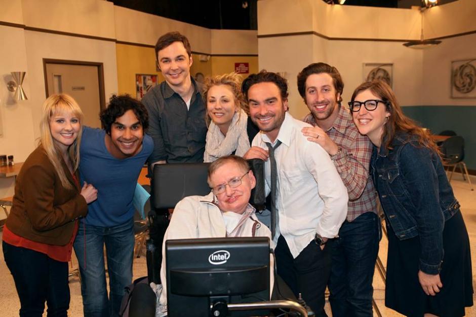 El elenco del programa de televisión junto con una de las mentes más brillantes de la época, el científico británico Stephen Hawking.&nbsp;