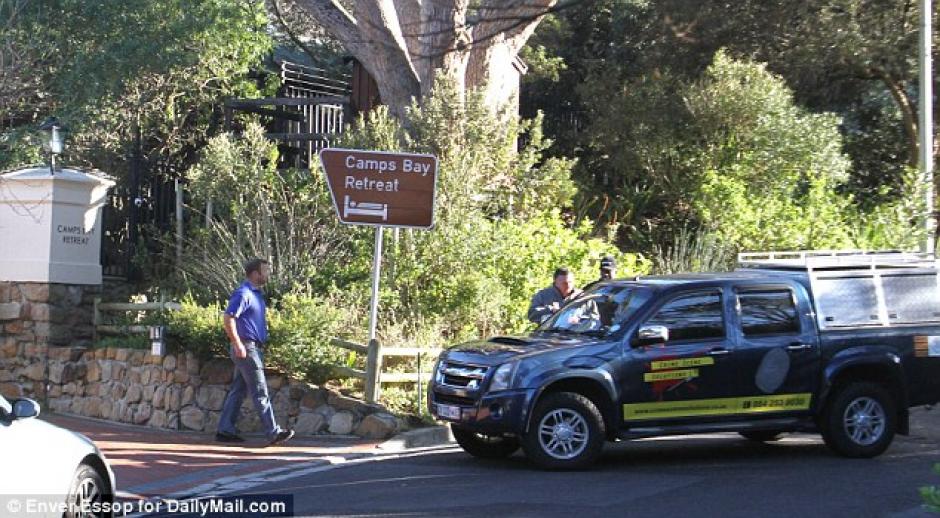 Investigadores se encuentran frente al hotel Retreat Camps Bay para hacer los primeros peritajes por el asesinato. (Foto: Daily Mail)