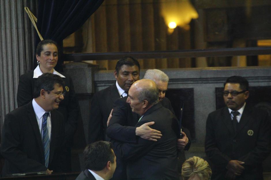 Mario Taracena y Luis Rabbé se abrazaron durante la sesión solemne en la que el primero ganó la presidencia del Congreso. (Foto: Alexis Batres/Soy502)