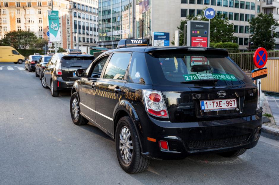 Una fila de taxis en la ciudad de Bruselas. (Foto: NYPost)&nbsp;