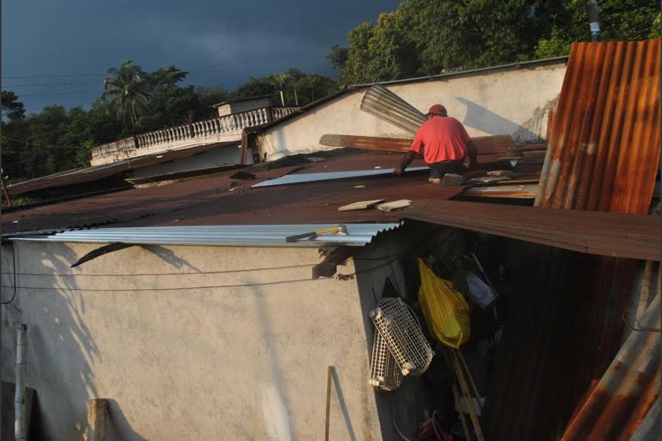 Varias láminas de los techos de cuatro viviendas se desprendieron cuando el helicóptero de Manuel Baldizón maniobraba para aterrizar en un campo deportivo del municipio de San Martín Zapotitlán, Retalhuleu. (Foto: Brian Córdova/Nuestro Diario)
