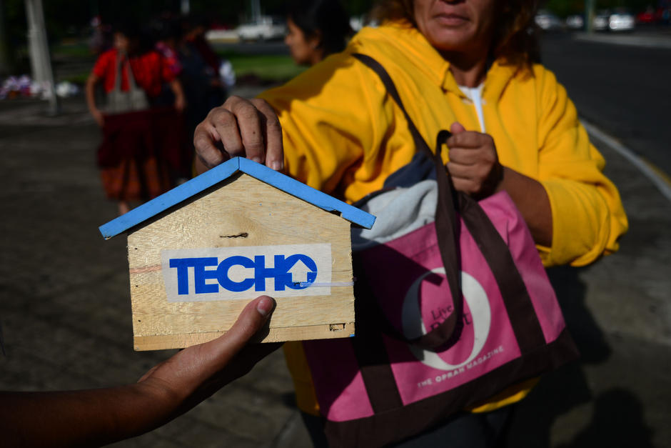 Cientos de jóvenes voluntarios estarán por tres días en las diferentes zonas de la capital en busca de apoyo de los guatemaltecos para recaudar fondos para la fundación TECHO, que pretende construir viviendas dignas a familias de escasos recursos. (Foto: Jesús Alfonso/Soy502)&nbsp;