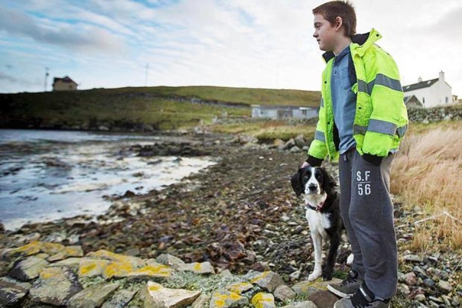 Aron Anderson es conocido por ser el niño más solitario del mundo que vive en una isla escocesa. (Foto: The Times)