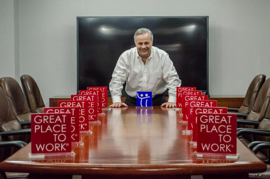 El presidente de Grupo Progreso, Thomas Dougherty, con los doce galardones que acreditan al consorcio como un lugar ideal para trabajar. (Foto: Marcelo Jiménez/Soy502).