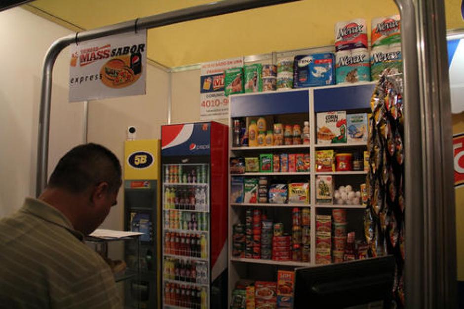 Las tiendas Mass poseen un concepto de tienda de barrio con cajero electrónico. (Foto: Archivo/Soy502)