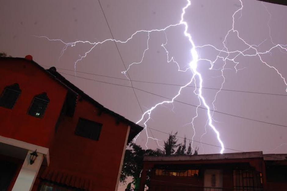 Soy502 captó el momento en que la tormente eléctrica demostraba su poder. (Foto: Fredy Hernández/Soy502)&nbsp;