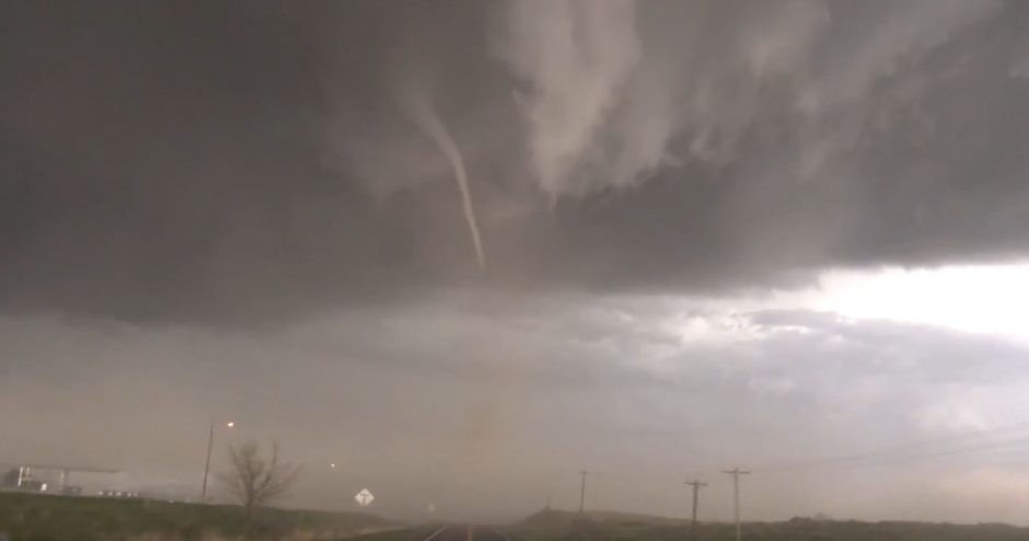 El tornado avanza a toda prisa. (Captura de pantalla: YouTube/AccuWeather)