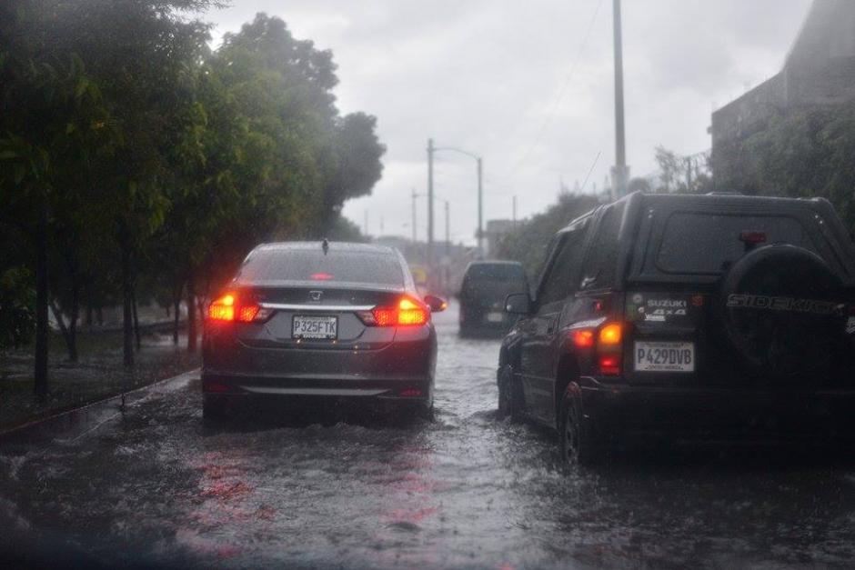 Por casi 25 minutos las fuertes lluvias provocaron caos vial en distintos puntos de la ciudad. &nbsp;(Foto: Wilder López/Soy502)&nbsp;