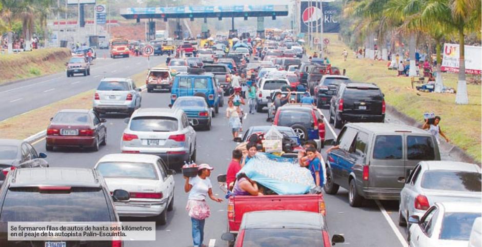 En esta fotografía se puede observar las largas filas que se forman cuando a partir de este fin de semana miles de vacacionistas acudan a las playas o centros turísticos. (Foto: Nuestro Diario Archivo)