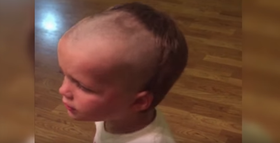 la travesura de este niño le costó caro. &nbsp;Un simple juego con la rasuradora de su papa hizo que su cabello de frente desapareciera. (Foto: Youtube)&nbsp;